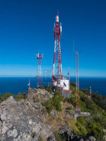 Telekommunikationsturm mit Antennen und blauem Himmel am Aussichtspunkt Pico do Facho, Machico, Madeira, Portugal.