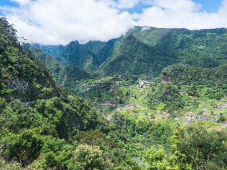 Hermosa vista sobre verdes colinas y valle desde el lugar de descanso, mirador en Sao Roque do Faial Santana, isla de Madeira, costa norte.