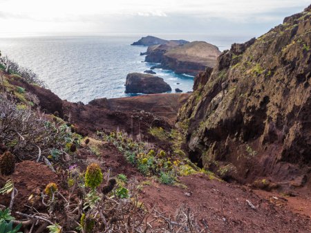 Foto de Cabo Ponta de Sao Lourenco, Canical, costa este de la isla de Madeira, Portugal. Paisaje volcánico escénico del Océano Atlántico, rocas y clavijas y cielo nublado del amanecer. Vistas desde la popular ruta de senderismo PR8. - Imagen libre de derechos