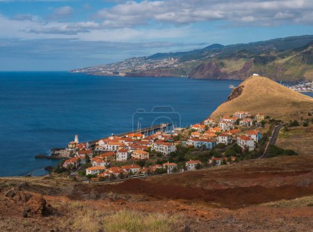 Foto de Vista del Quinta do Lorde Resort Hotel Marina and Canical, costa este de la isla de Madeira, Portugal. Paisaje volcánico escénico del Océano Atlántico con edificios de lujo y ciudad de fondo. - Imagen libre de derechos