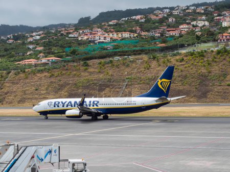 Foto de Unchal, Madeira, Portugal, 26 de mayo de 2022: Avión de pasajeros RYANAIR Avión Boeing 737 aterrizó en pista en el Aeropuerto Internacional de Madeira Cristiano Ronaldo, Aeroporto de Santa Catarina. - Imagen libre de derechos