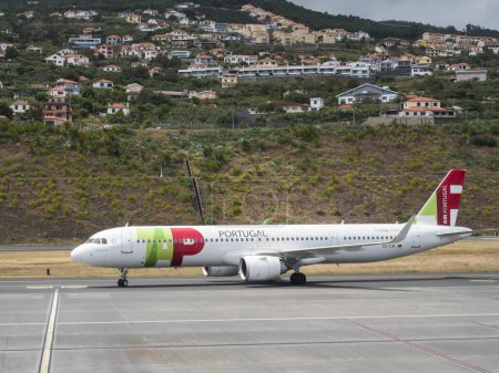 Foto de Funchal, Madeira, Portugal, 26 de mayo de 2022: El avión de pasajeros TAP Air Portugal Airbus A321 aterrizó en la pista del Aeropuerto Internacional de Madeira Cristiano Ronaldo, Aeroporto de Santa Catarina - Imagen libre de derechos