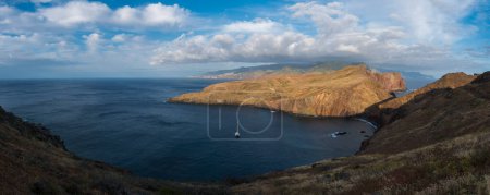 Foto de Vista panorámica del Cabo Ponta de Sao Lourenco, Canical, costa este de la isla de Madeira, Portugal. Paisaje volcánico escénico del Océano Atlántico, rocas y almejas y cielo. del popular sendero PR8. - Imagen libre de derechos