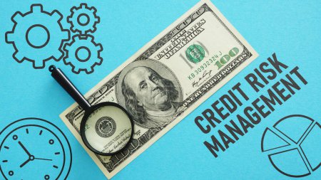 Kreditrisikomanagement wird mit einem Text und einem Foto von Dollars dargestellt