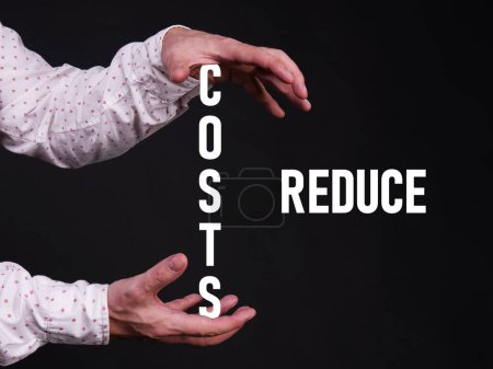 Réduction des coûts est montré à l'aide d'un texte coûts réduire