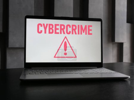 Téléchargez les photos : La cybercriminalité est affichée à l'aide d'un texte à l'écran de l'ordinateur portable - en image libre de droit