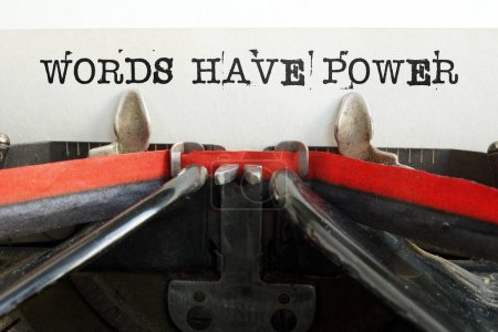 Téléchargez les photos : Les mots ont de la puissance est montré en utilisant un texte dans la machine à écrire - en image libre de droit