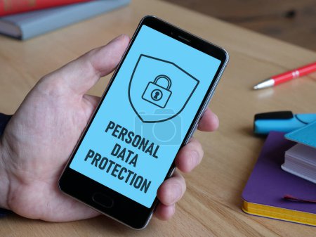 Téléchargez les photos : La protection des données personnelles est affichée à l'aide d'un texte à l'écran du smartphone - en image libre de droit