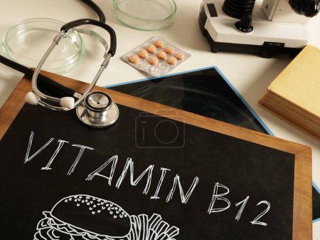 Foto de La vitamina B 12 se muestra usando el texto. Concepto médico y la medicina. Suplemento B12. Apoya el metabolismo y la salud del sistema nervioso - Imagen libre de derechos