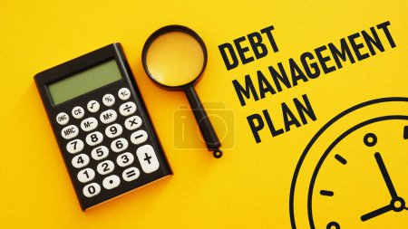 Plan de gestión de la deuda DMP se muestra utilizando un texto y una foto de la calculadora y la imagen del reloj