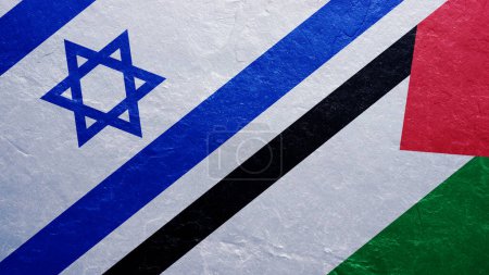 Téléchargez les photos : Contexte des drapeaux de l'Israël et de la Palestine sur le mur de béton. Concept de contre-action entre deux pays du Moyen-Orient - en image libre de droit