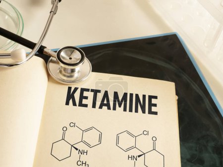 La ketamina se muestra utilizando un modelo químico de texto de la fórmula de la droga médica