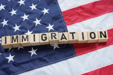 Téléchargez les photos : L'immigration aux États-Unis est représentée à l'aide d'un texte sur le drapeau des États-Unis. Réforme de l'immigration et droit - en image libre de droit
