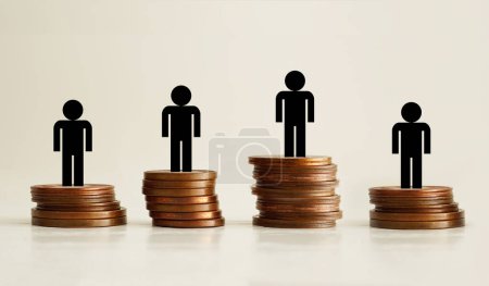 Trabajos bien remunerados. Concepto de estratificación social. Personas en miniatura en pilas de monedas.
