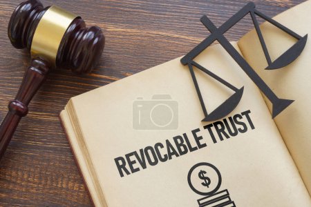 Revocable Trust se muestra usando un texto y un mazo de la corte