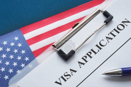 Téléchargez les photos : Immigration et citoyenneté aux USA. Formulaire de demande de visa sur la table. Réforme de l'immigration et droit. - en image libre de droit