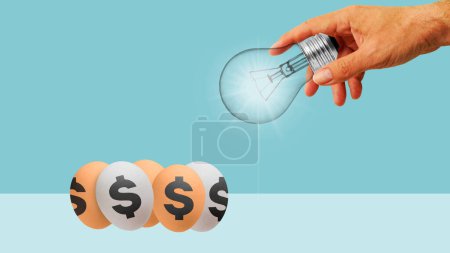 Gründerzentrum. Diversifizierung der Investitionen und Risikomanagement. Collage mit Eiern mit Dollarzeichen und der Lampe