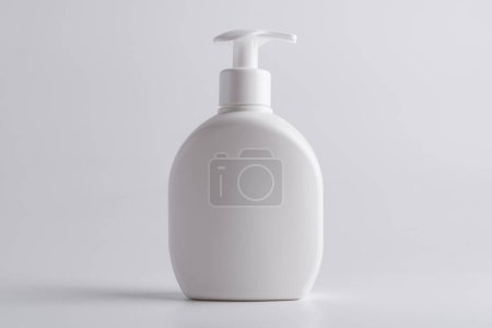 Foto de Champú cosmético blanco o botella dispensador de loción maqueta sobre fondo gris - Imagen libre de derechos