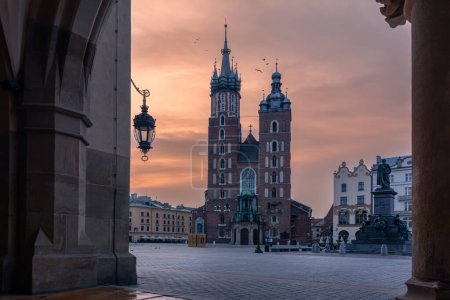 Vieux centre-ville de Cracovie, Pologne. Vue du lever du soleil avec place du marché et cathédrale Sainte-Marie