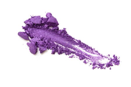 Foto de Imagen de alta resolución de polvo de sombra de ojos triturado púrpura vibrante aislado sobre un fondo blanco, ideal para publicidad de belleza y cosméticos o contenido enfocado al maquillaje - Imagen libre de derechos