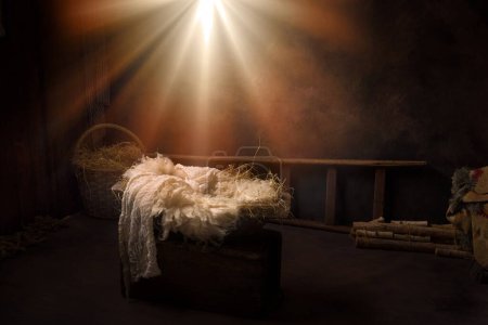 Cuna vacía con heno y pañales esperando al bebé Jesús en Nochebuena