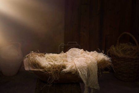 Leere Krippe mit Heu und Windeln wartet an Heiligabend auf Jesuskind