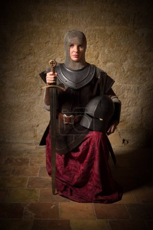 Téléchargez les photos : Scène de reconstitution d'un chevalier médiéval féminin en armure représentant la légende Jeanne d'Arc - en image libre de droit
