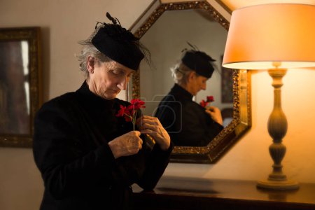 Téléchargez les photos : Portrait d'une veuve vêtue d'une authentique robe victorienne et d'un chapeau assorti - en image libre de droit