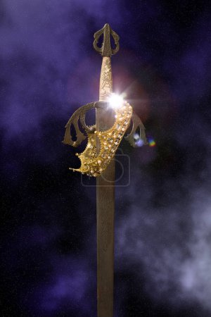 Téléchargez les photos : Épée antique de chevalier médiéval debout sur un fond romantique - en image libre de droit