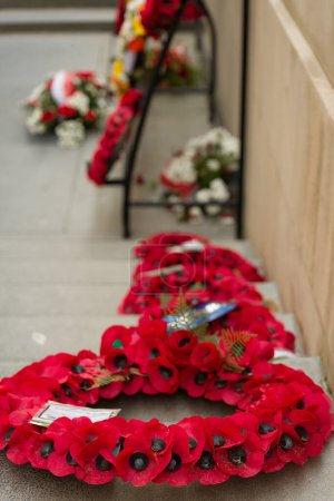 Kränze aus rotem Mohn am Menin-Tor in Ypern, einem Denkmal für die gefallenen Soldaten des Ersten Weltkriegs in Flandern
