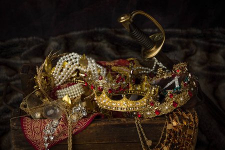 Téléchargez les photos : Image romantique d'un coffre au trésor rempli de bijoux, de pierres précieuses et de couronnes de roi d'or - en image libre de droit