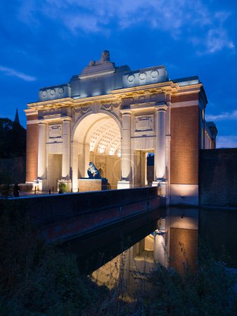 Vista de la Puerta de Menin en Ypres, un homenaje a los soldados caídos durante la Primera Guerra Mundial en Flandes Fields