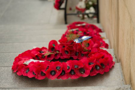 Téléchargez les photos : Couronnes de coquelicot rouge à Menin Gate à Ypres, un voeu commémoratif des soldats tombés au combat pendant la Première Guerre mondiale dans les champs de Flandre - en image libre de droit