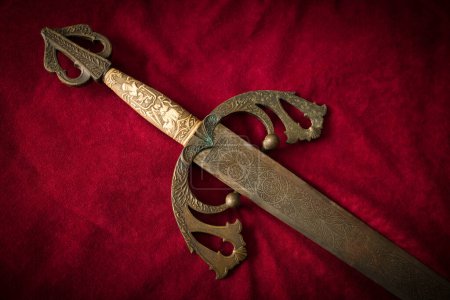 Téléchargez les photos : Épée conquistador en laiton. C'est une épée espagnole Tolède du 19ème siècle utilisée par les chevaliers médiévaux. - en image libre de droit