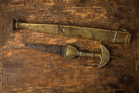 Foto de West African copper alloy dagger with matching sheath from the 19th century, found in Adamawa region of Nigeria - Imagen libre de derechos