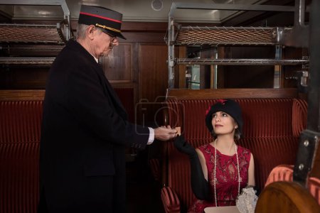 Téléchargez les photos : Scène de reconstitution d'un ancien conducteur de train à vapeur dans un authentique intérieur de train de première classe de 1927 - en image libre de droit