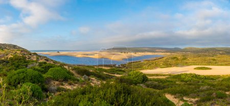 Paisaje vista panorámica de la playa de Bordeira cerca de Carrapateira en la costa Vicentina en el Algarve en Portugal. Belleza en la naturaleza.