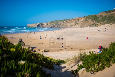 Téléchargez les photos : Praia de Monte Clerigo, Portugal, 15 avril 2024 : Vue à Praia de Monte Clerigo près d'Aljezur en Algarve, Portugal - en image libre de droit