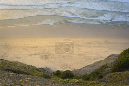 Vista sobre la playa vacía desde un acantilado. Ubicación: Bordeira en la costa del Algarve en Portugal
