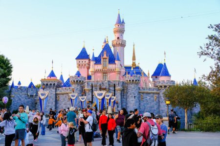 Téléchargez les photos : Sleeping Beauty Castle at Disneyland in Anaheim, Orange County, California, USA - en image libre de droit