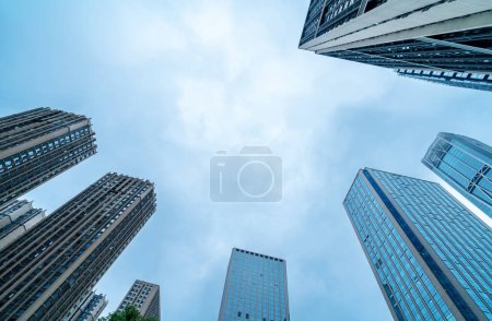 Foto de Vista en ángulo bajo de rascacielos en Changsha, China. - Imagen libre de derechos