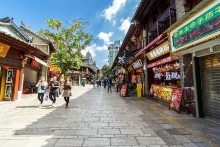 Téléchargez les photos : Kunming, Chine - 17 octobre 2023 : Quartier de la vieille rue à Kunming. - en image libre de droit