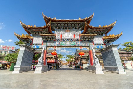 Téléchargez les photos : Kunming Chine, 17 octobre 2023 : Rue de la ville antique de Guandu près du centre-ville de Kunming - en image libre de droit