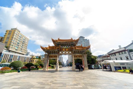 Téléchargez les photos : KUNMING, CHINE 17 OCT 2023 : vue sur la place Jinbi, l'arche du Cheval d'Or et du Coq de Jade. - en image libre de droit