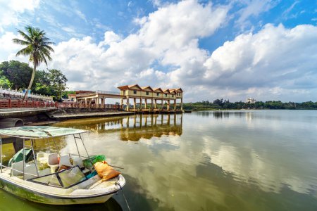 Foto de Pequeña presa en el río Wanquan, isla de Hainan, China
. - Imagen libre de derechos