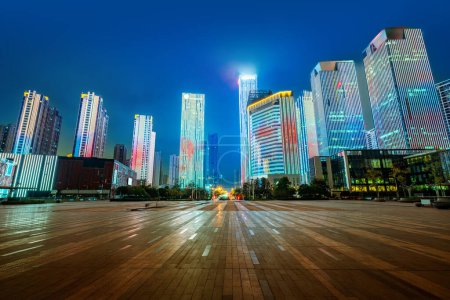 Wolkenkratzer im Geschäftsviertel, Nachtsicht auf die Stadt, Changsha, China.