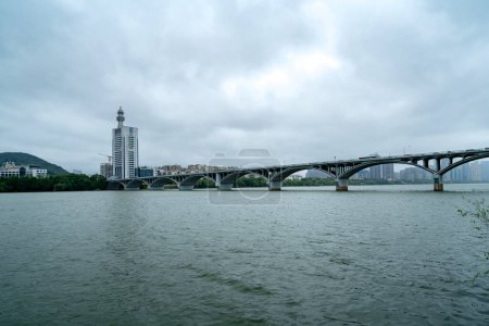 El puente de Orange Island que conecta el centro de la ciudad con Orange Island, Changsha, China.