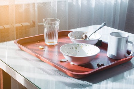 Téléchargez les photos : Les restes de vaisselle sale sur la table après avoir mangé à un point de restauration - en image libre de droit