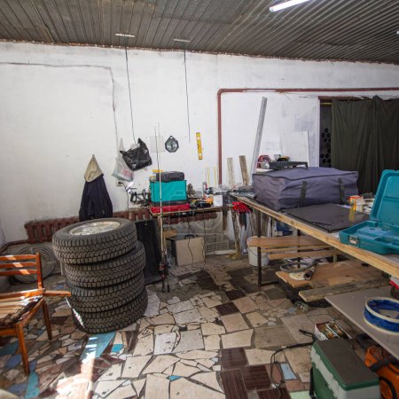 Foto de Gran desorden en un garaje suburbano sobre relleno - Imagen libre de derechos