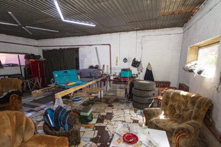 Téléchargez les photos : Grand désordre dans un garage de banlieue bourré - en image libre de droit